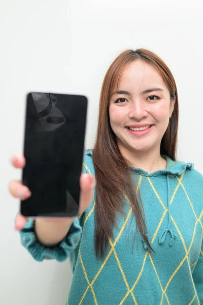 Beyaz arka planda genç bir Asyalı kadının stüdyo portresi