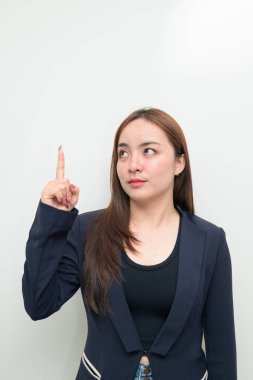 Neşeli bireyin işaret parmağı yukarı doğru gülümseme, eureka anı ve fikir jesti beyaz arka planda