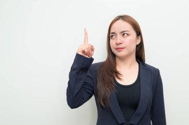 Neşeli bireyin işaret parmağı yukarı doğru gülümseme, eureka anı ve fikir jesti beyaz arka planda