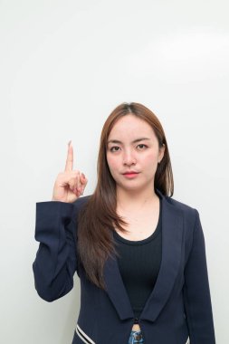 Neşeli bireyin işaret parmağı yukarı doğru gülümseme, eureka anı ve fikir jesti beyaz arka planda