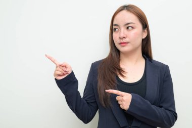 Neşeli bireyin işaret parmağı yukarı doğru gülümseme, eureka anı ve fikir jesti beyaz arka planda