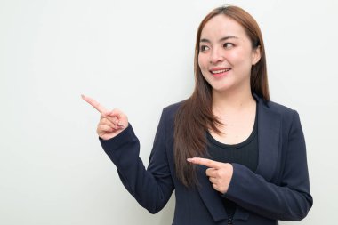 Neşeli bireyin işaret parmağı yukarı doğru gülümseme, eureka anı ve fikir jesti beyaz arka planda