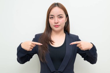 Kendi göğsümü işaret eden neşeli şahıs, beyaz arka planda gülümseyen ben.