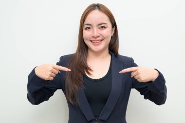 Kendi göğsümü işaret eden neşeli şahıs, beyaz arka planda gülümseyen ben.