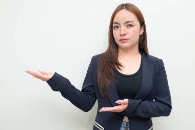 Genç Asyalı bir iş kadınının beyaz arka planda fotokopi alanı gösteren stüdyo portresi