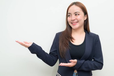 Genç Asyalı bir iş kadınının beyaz arka planda fotokopi alanı gösteren stüdyo portresi