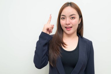 Beyaz arka plana bakan Asyalı genç bir iş kadınının stüdyo portresi