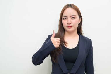 Asyalı genç bir iş kadınının stüdyo portresi beyaz arka plana karşı.