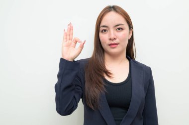 Beyaz arka planda genç bir Asyalı iş kadınının stüdyo portresi