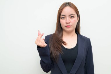 Beyaz arka planda genç bir Asyalı iş kadınının stüdyo portresi