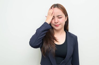 Beyaz arka planda genç bir Asyalı iş kadınının stüdyo portresi