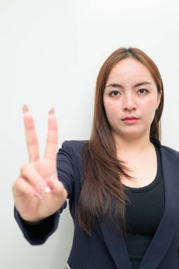 Beyaz arka planda genç bir Asyalı iş kadınının stüdyo portresi