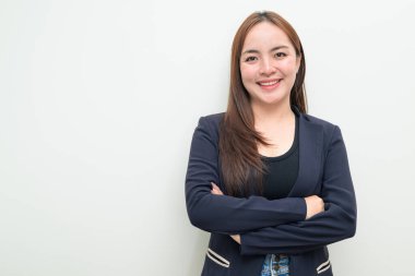 Beyaz arka planda genç bir Asyalı iş kadınının stüdyo portresi