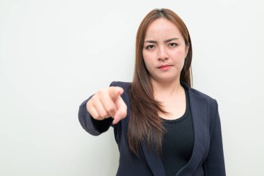 Beyaz arka planda genç bir Asyalı iş kadınının stüdyo portresi