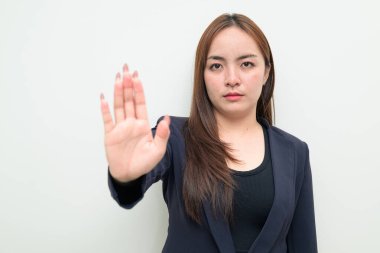 Beyaz arka planda genç bir Asyalı iş kadınının stüdyo portresi