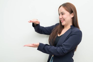 Beyaz arka planda genç bir Asyalı iş kadınının stüdyo portresi