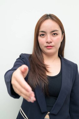 Beyaz arka planda genç bir Asyalı iş kadınının stüdyo portresi