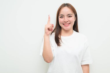 Beyaz arka planda genç bir Asyalı kadının portresi işaret ediyor.