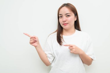 Beyaz arka planda genç bir Asyalı kadının portresi işaret ediyor.