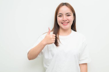 Beyaz arka plana karşı genç bir Asyalı kadının stüdyo portresi iyi niyet göstergesi.