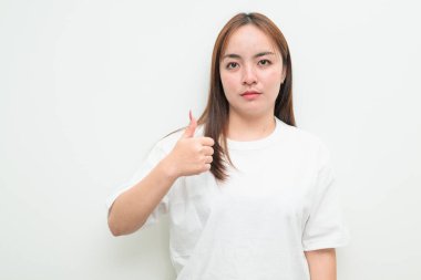 Beyaz arka plana karşı genç bir Asyalı kadının stüdyo portresi iyi niyet göstergesi.