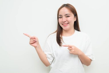 Beyaz arka planda genç bir Asyalı kadının portresi işaret ediyor.