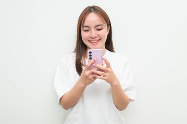 Genç Asyalı bir kadının telefon kullanarak beyaz arkaplandaki portresi.