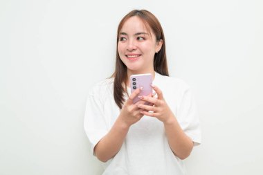 Genç Asyalı bir kadının telefon kullanarak beyaz arkaplandaki portresi.