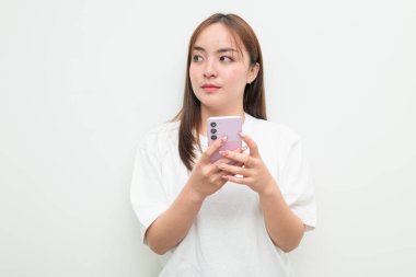 Genç Asyalı bir kadının telefon kullanarak beyaz arkaplandaki portresi.