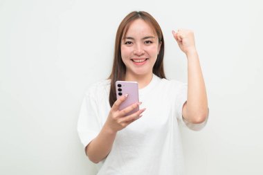 Genç Asyalı bir kadının telefon kullanarak beyaz arkaplandaki portresi.