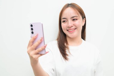 Genç Asyalı bir kadının telefon kullanarak beyaz arkaplandaki portresi.