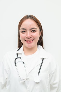 Beyaz arkaplan ve steteskop giyen genç Asyalı kadın doktorun portresi.