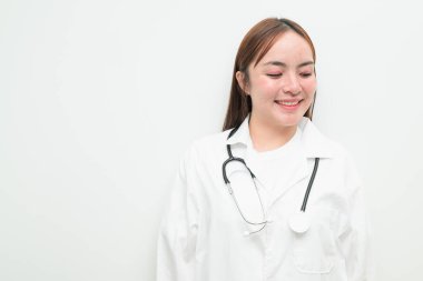 Beyaz arkaplan ve steteskop giyen genç Asyalı kadın doktorun portresi.