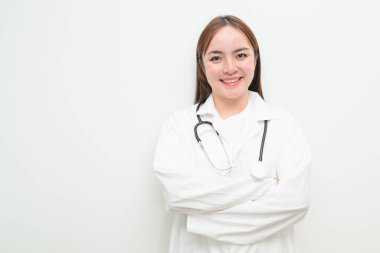 Beyaz arkaplan ve steteskop giyen genç Asyalı kadın doktorun portresi.