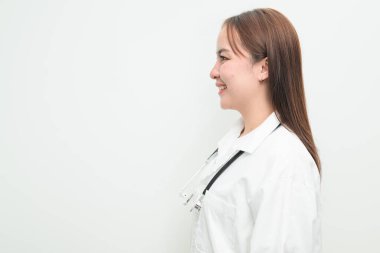 Beyaz arkaplan ve steteskop giyen genç Asyalı kadın doktorun portresi.