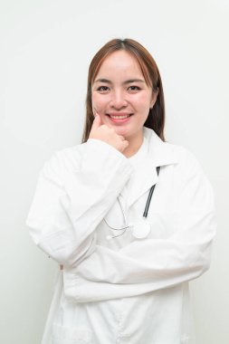 Beyaz arkaplan ve steteskop giyen genç Asyalı kadın doktorun portresi.