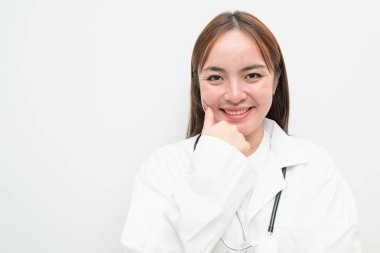 Beyaz arkaplan ve steteskop giyen genç Asyalı kadın doktorun portresi.