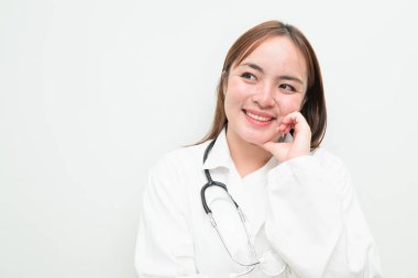 Beyaz arkaplan ve steteskop giyen genç Asyalı kadın doktorun portresi.