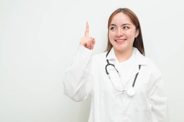 Beyaz arkaplan ve steteskop giyen genç Asyalı kadın doktorun portresi.