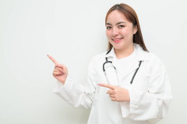 Beyaz arkaplan ve steteskop giyen genç Asyalı kadın doktorun portresi.