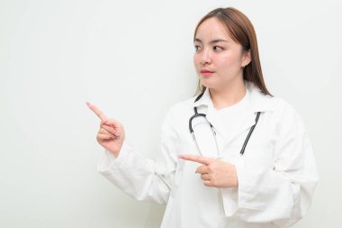 Beyaz arkaplan ve steteskop giyen genç Asyalı kadın doktorun portresi.