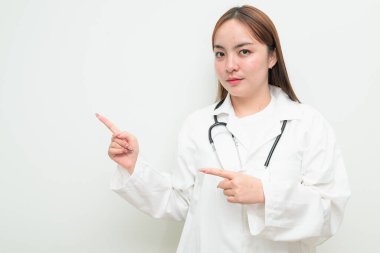 Beyaz arkaplan ve steteskop giyen genç Asyalı kadın doktorun portresi.