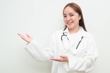 Beyaz arkaplan ve steteskop giyen genç Asyalı kadın doktorun portresi.