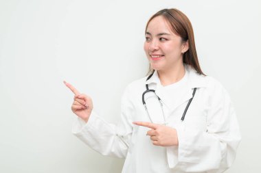 Beyaz arkaplan ve steteskop giyen genç Asyalı kadın doktorun portresi.