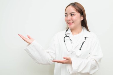 Beyaz arkaplan ve steteskop giyen genç Asyalı kadın doktorun portresi.