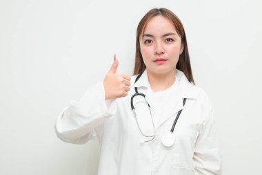 Beyaz arkaplan ve steteskop giyen genç Asyalı kadın doktorun portresi.