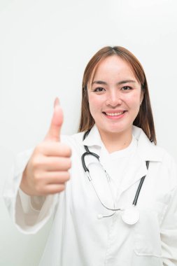 Beyaz arkaplan ve steteskop giyen genç Asyalı kadın doktorun portresi.