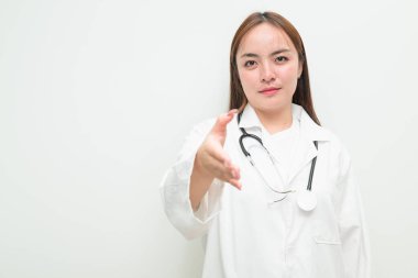 Beyaz arkaplan ve steteskop giyen genç Asyalı kadın doktorun portresi.