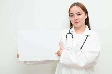 Beyaz arkaplan ve steteskop giyen genç Asyalı kadın doktorun portresi.