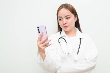 Beyaz arkaplan ve steteskop giyen genç Asyalı kadın doktorun portresi.